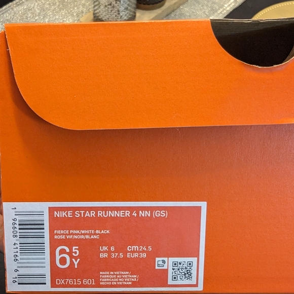 New Nike Sneakers - Picture 4 of 4